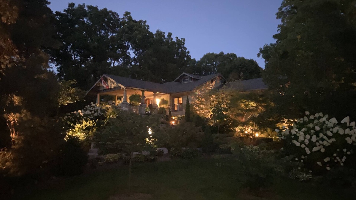 Highland House | Suite nestled in a garden beside a 13 acre park in the heart of the city.