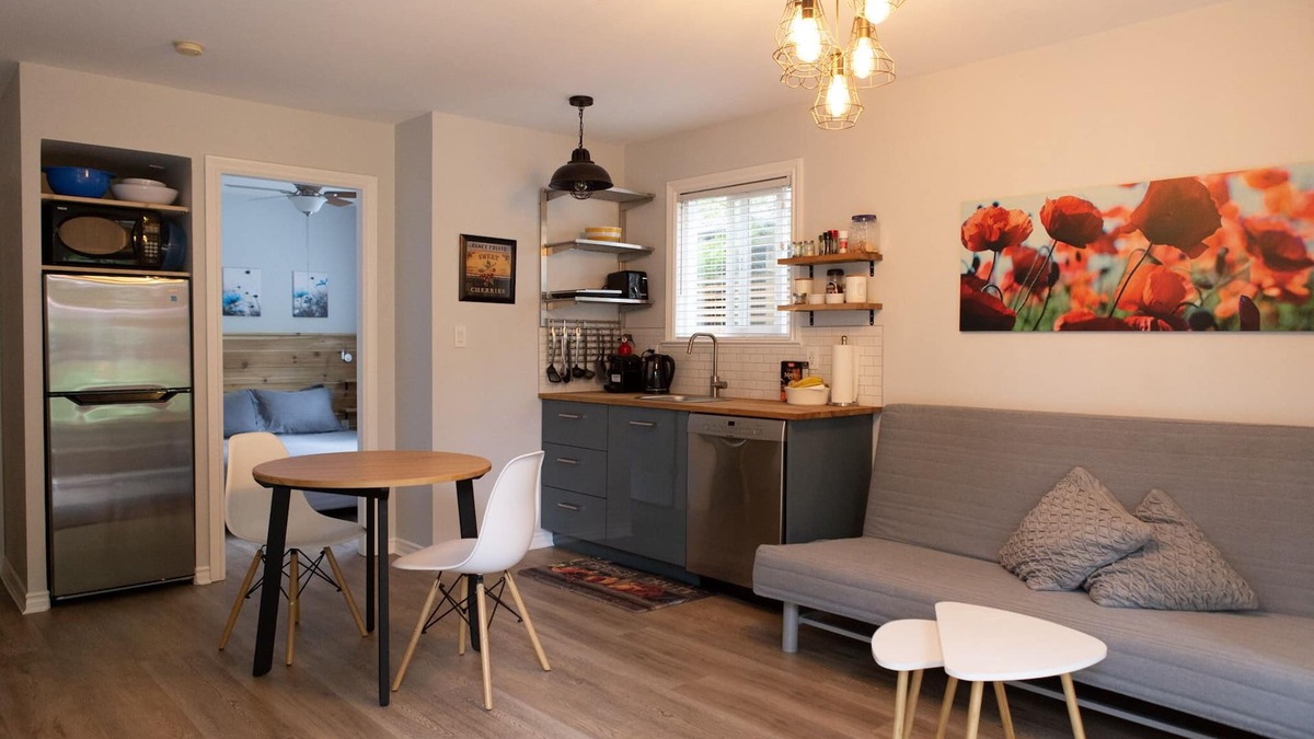 Riley Park House | 'Suite on Main' | Trendy Main Street | Queen Elizabeth Park | Hillcrest center