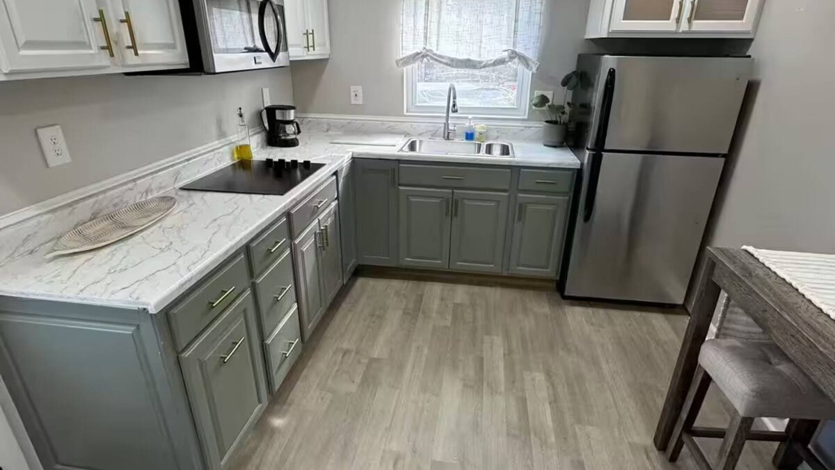 Woodbridge House | Suite privada apta para mascotas con cocina y patio.