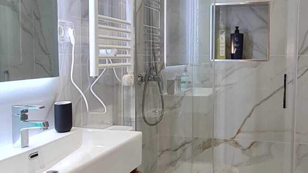 Vista Alegre Apartment | Suite room with double bed, sofa bed, double bed a