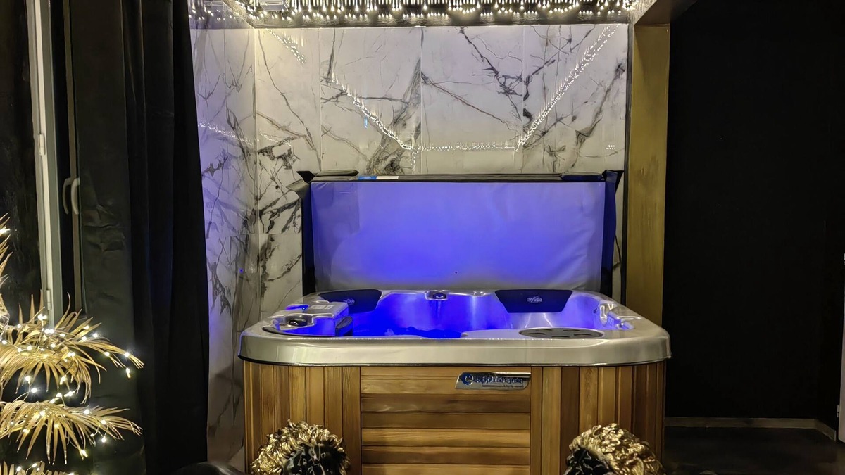 Saint-Sauveur Bed & Breakfast | suite ROYAL ROOM by playroom, apartment and spa totally private
