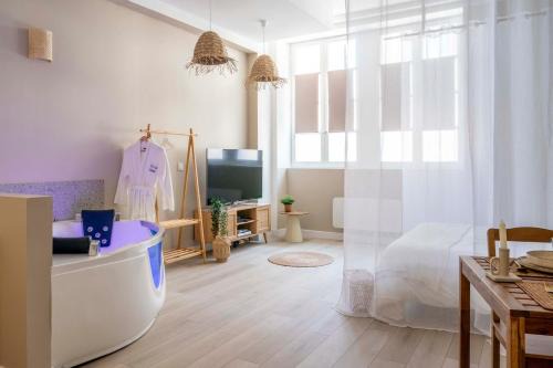 Nemours Apartment | Suite sensuelle et balnéothérapie