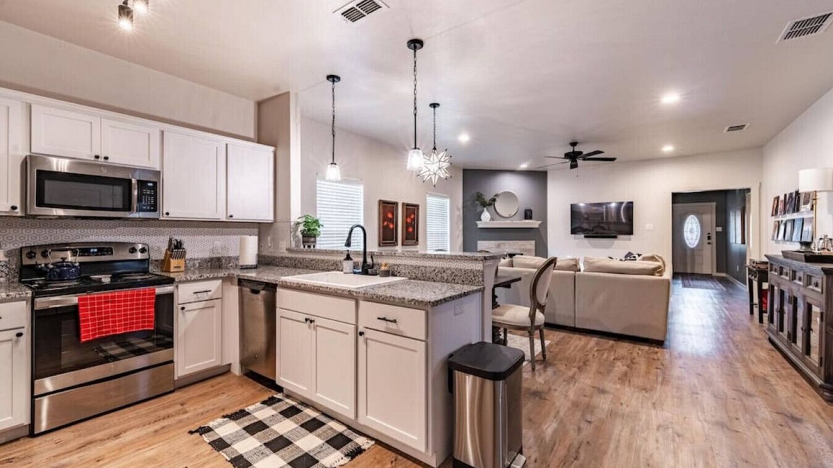 North Overton House | Suite Starry Night - 3BR/3BA - Walk to Texas Tech