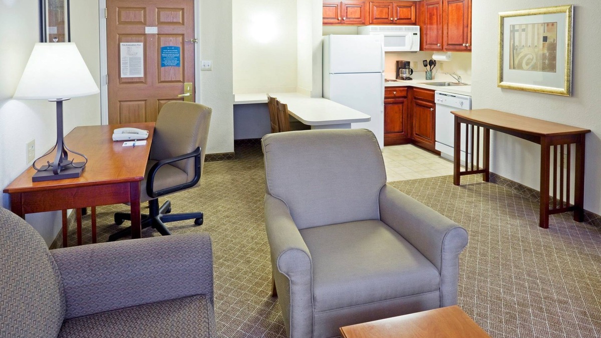 Cranbury Condo | Suite w/Kitchen Only 30 Min to Six Flags!