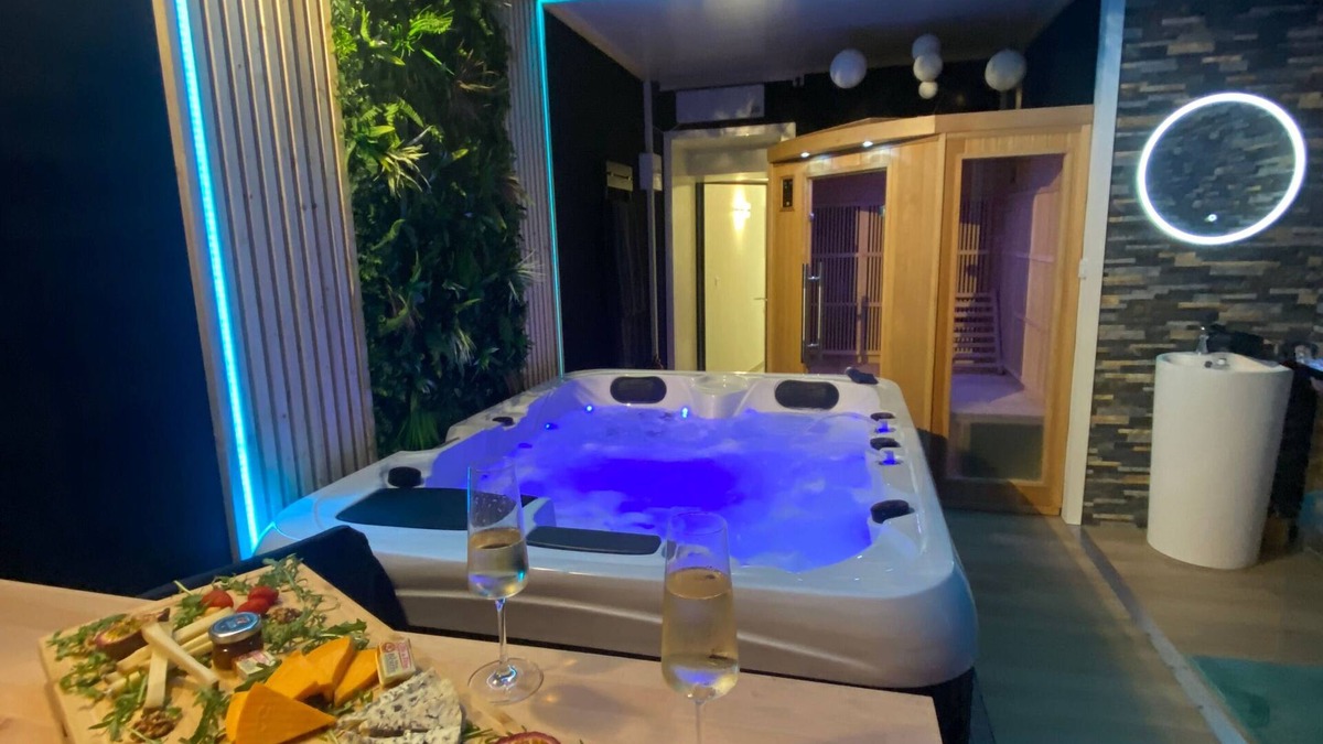 Steenvoorde House | Suite with jacuzzi and sauna