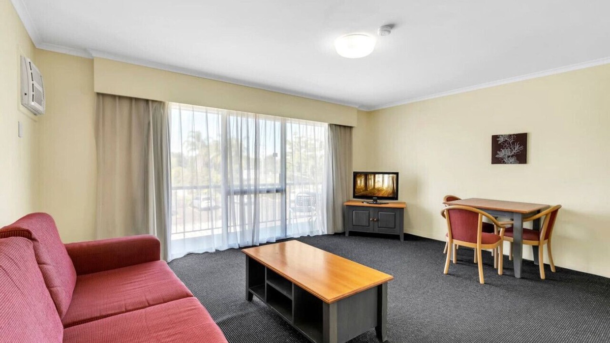 Mount Ommaney Hotel | Suite with Kitchen, WiFi & Easy Access to Motorway