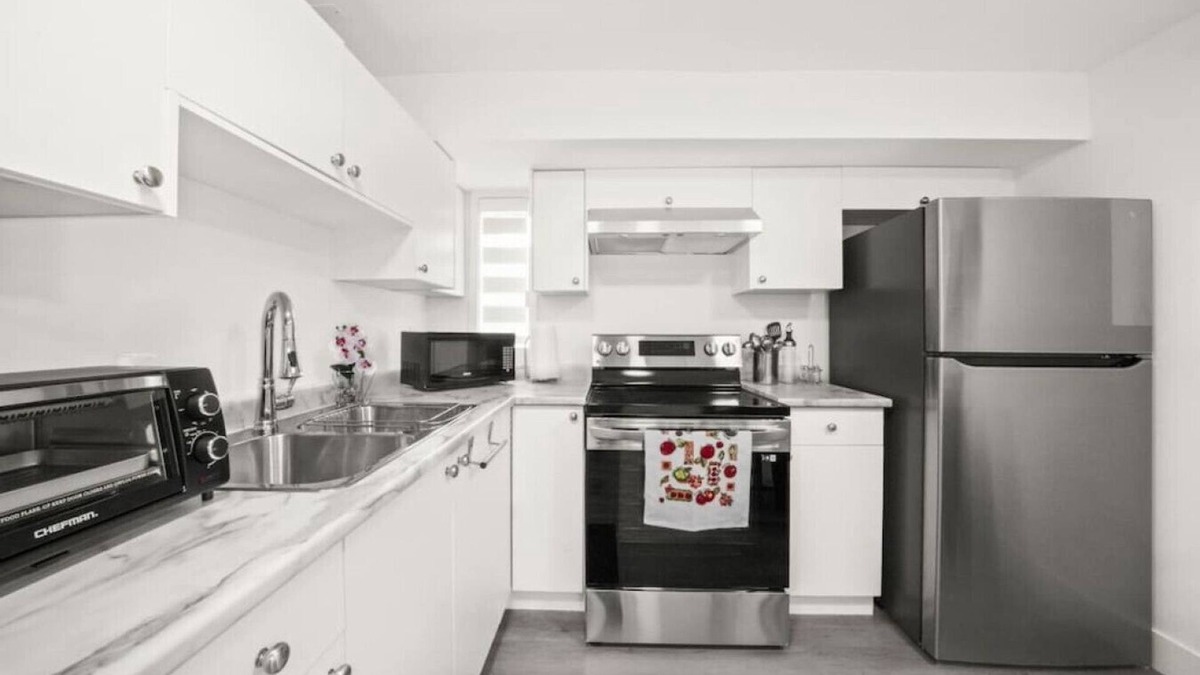 Fleetwood House | Suite with Modern Upgrades in Surrey