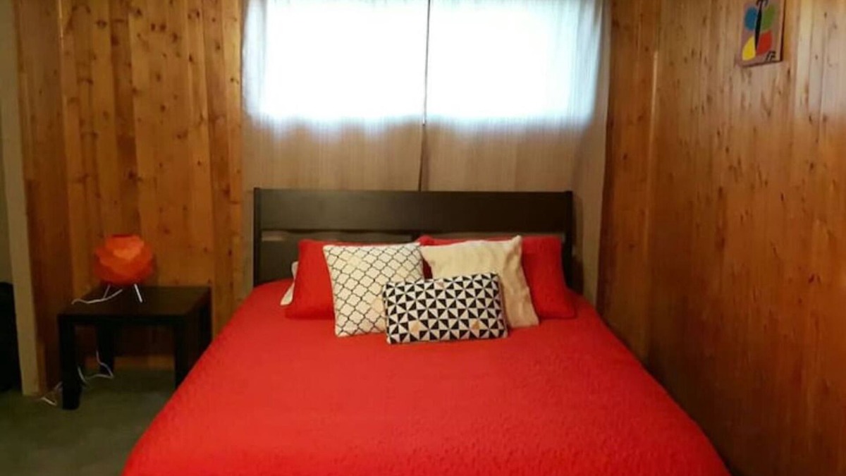 Airdrie House | Suite With Private Entrance 20 min to YYC Airport