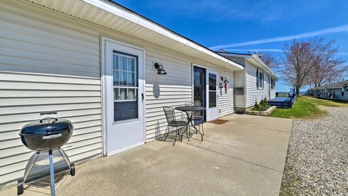 Houghton Lake Apartment | Suite with Shared Private Beach! PET FRIENDLY!