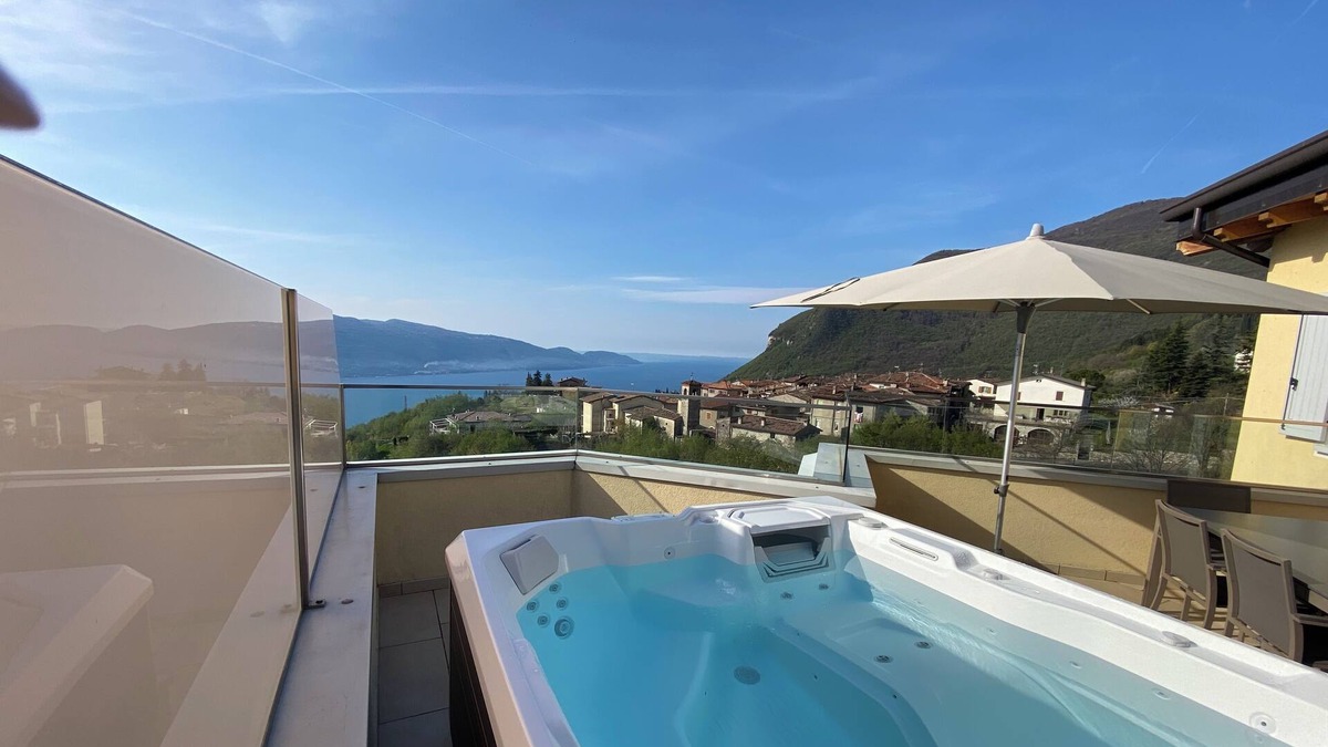 Aer Apartment | Suite with whirlpool, sleeps 6, breathtaking lake view, pool