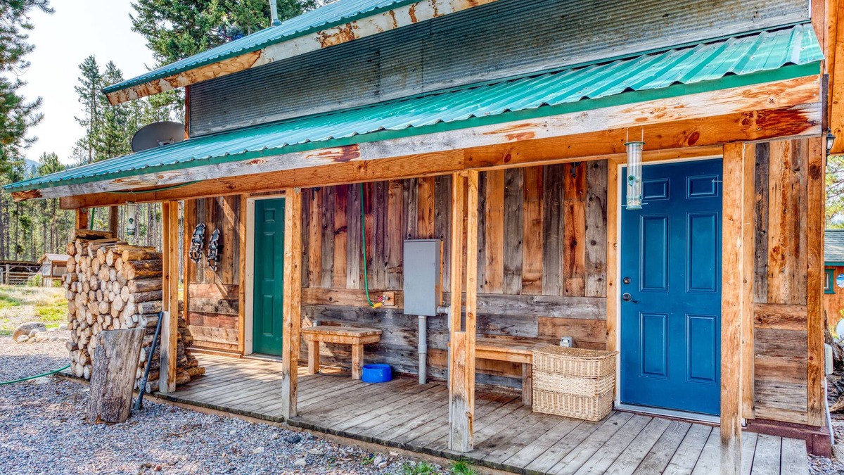 Sula House | Sula Mountain Retreat with Hot Tub and Fun-filled Shop