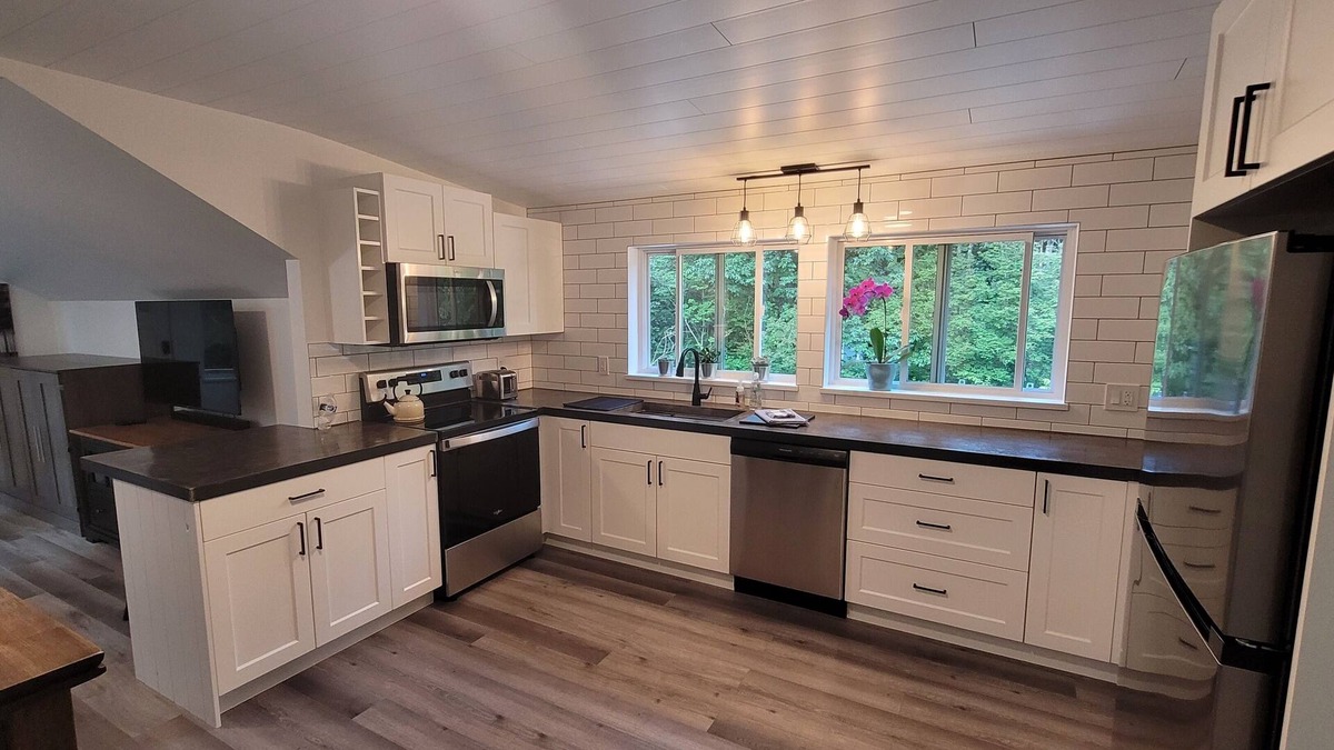 Sumas Prairie Cottage | Sumas Mtn -Modern guest house w/forest views +A/C