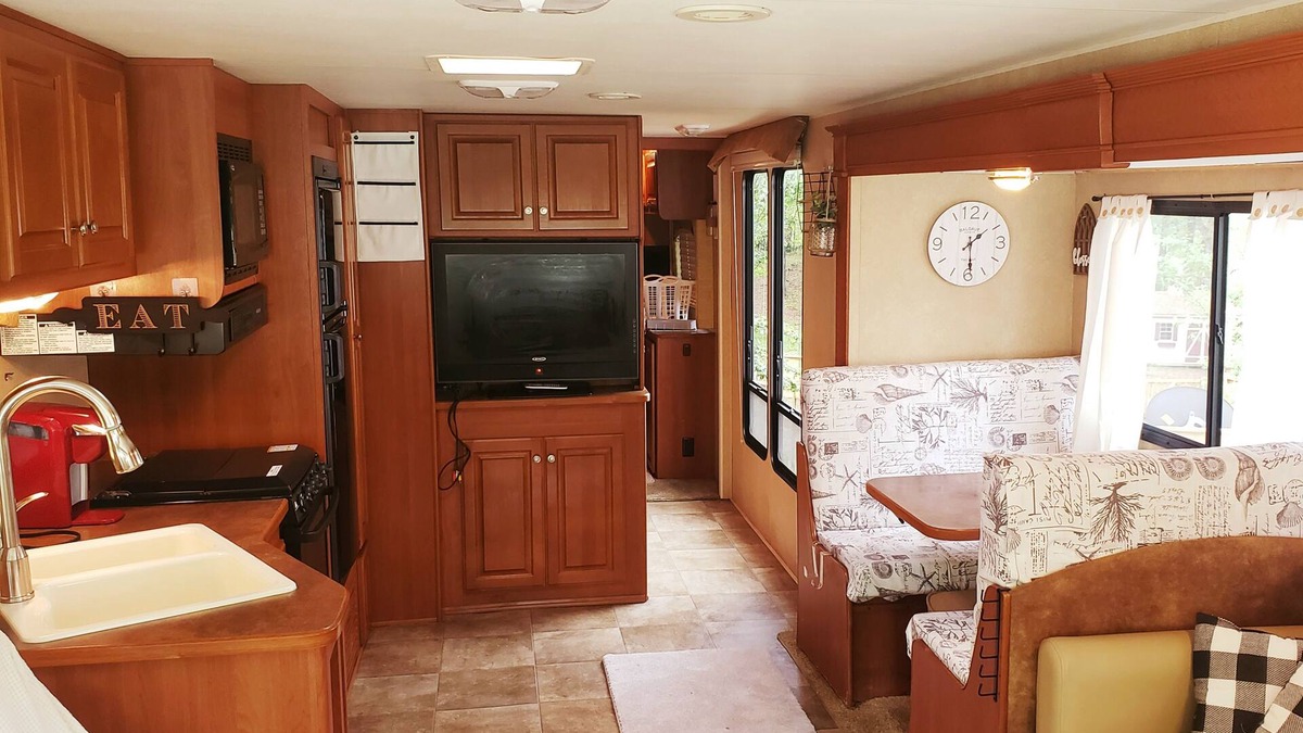 Calverton House | Sumerduck Farmhouse style RV * firepit * countryside