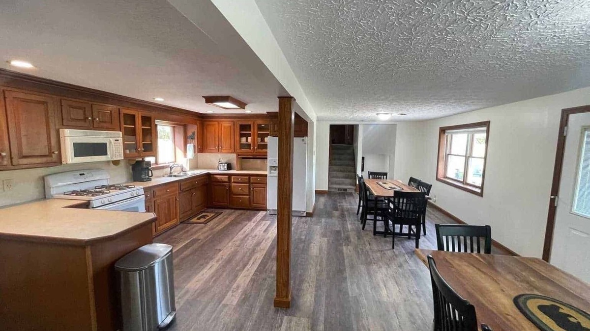 Uniontown Cabin | Summer access to pool and mini golf! Spacious lodge for groups, sleeps 12.