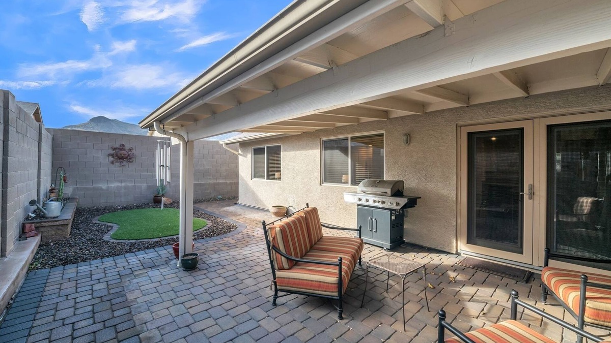 Paradise Valley Village House | Summer all year round by RedAwning