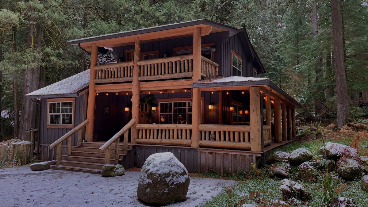 Rhododendron Cabin | Summer availCozy, luxury cabin on 2 creeks, wood burning fireplace, log gazebo.