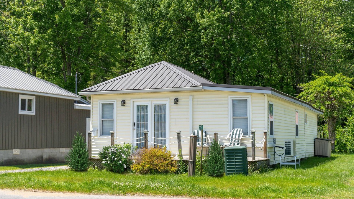 Turkey Point Cottage | Summer Beach Cottage 2min→beach @ Bamboo Chalet ~ steps from the beach n