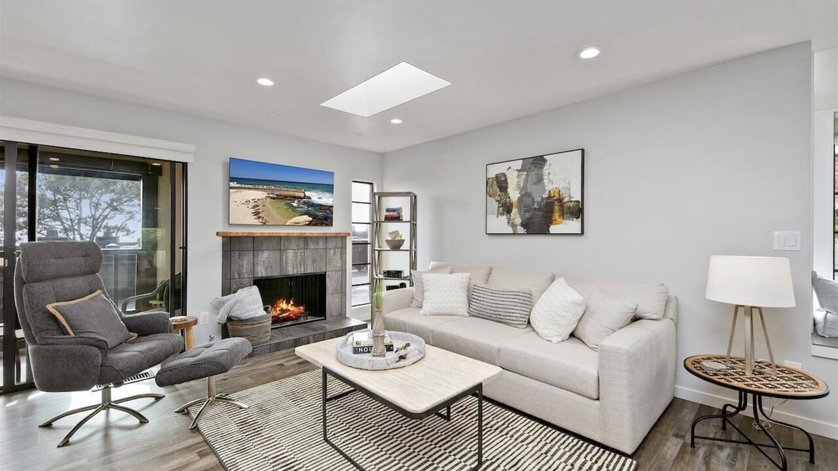 Del Mar Heights House | Summer beach retreat! 2/2 light-filled, End Unit, Amazing Views, Walk to beach.