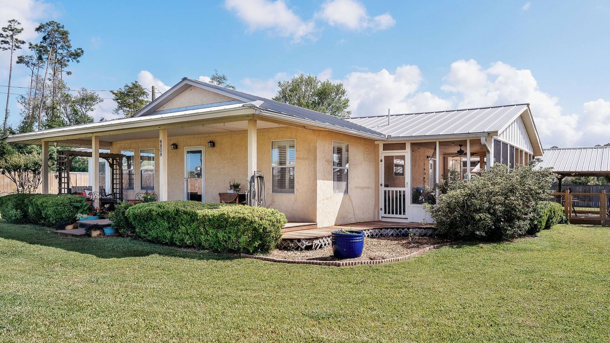 Port St. Joe House | ↠» Summer Breeze «↞ 3 short blocks to Beach ~ Pet Friendly