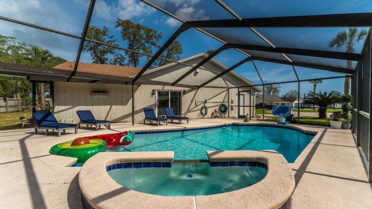 Holiday Harbors House | Summer Breeze - Heated Pool - 4 min to Mayo