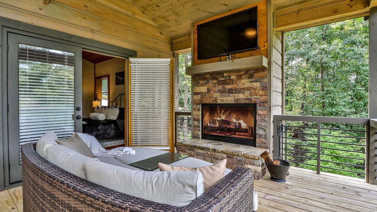 Ellijay Cabin | Summer cabin | Sleeps 8 + Hot Tub!