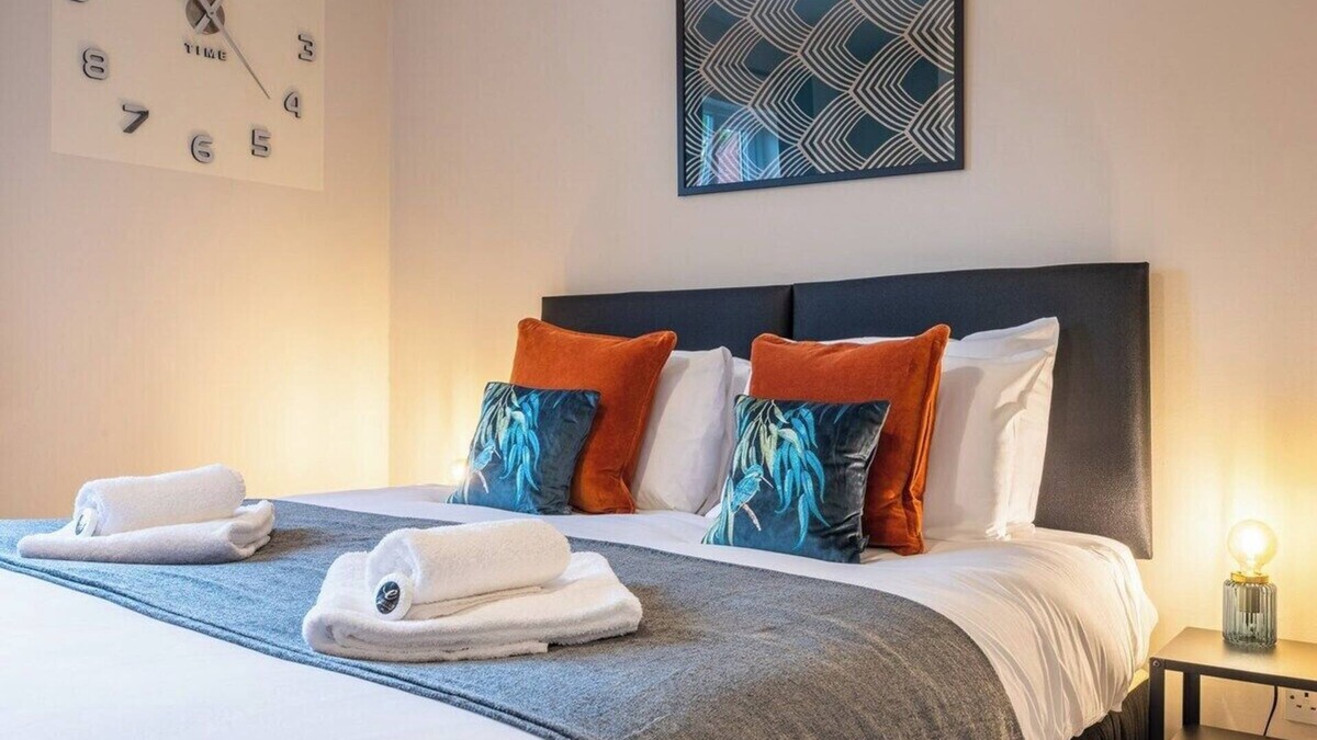 Bradley Stoke House | Summer Close by Tŷ SA