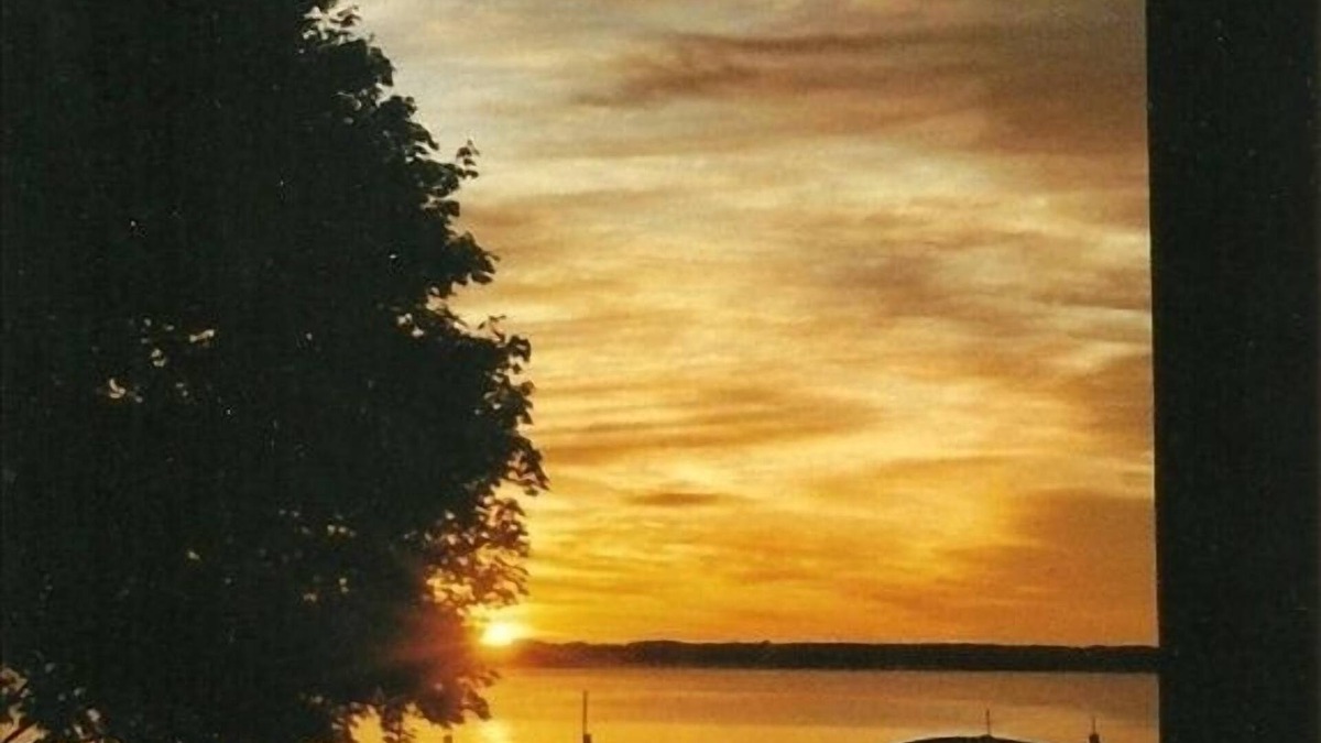Silver Beach Cottage | Summer Cottage on Beautiful Mullett Lake, Saturday-Saturday bookings.