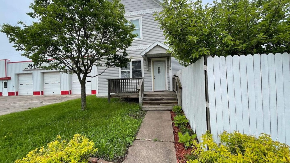 East End House | Summer dates! Spacious 3 bed 2 bath! Enormous Kitchen! Close to Lake Superior!