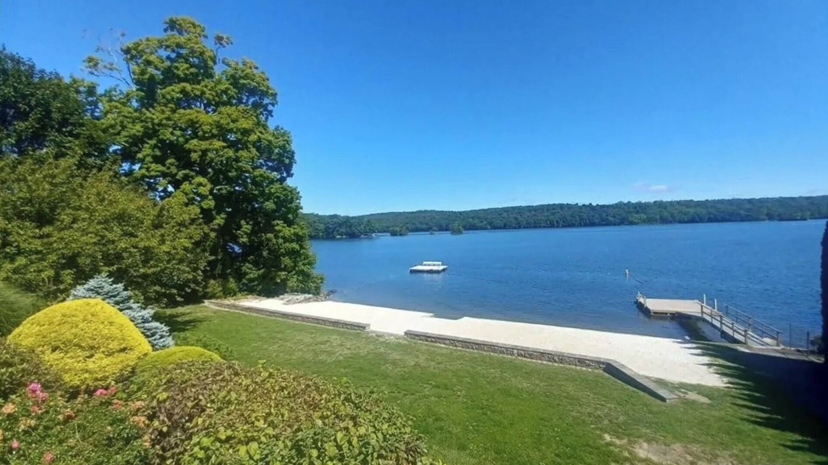 New Fairfield Cottage | Summer Escape on Candlewood Lake – Private Beach, Hot Tub & Cozy Cottage!