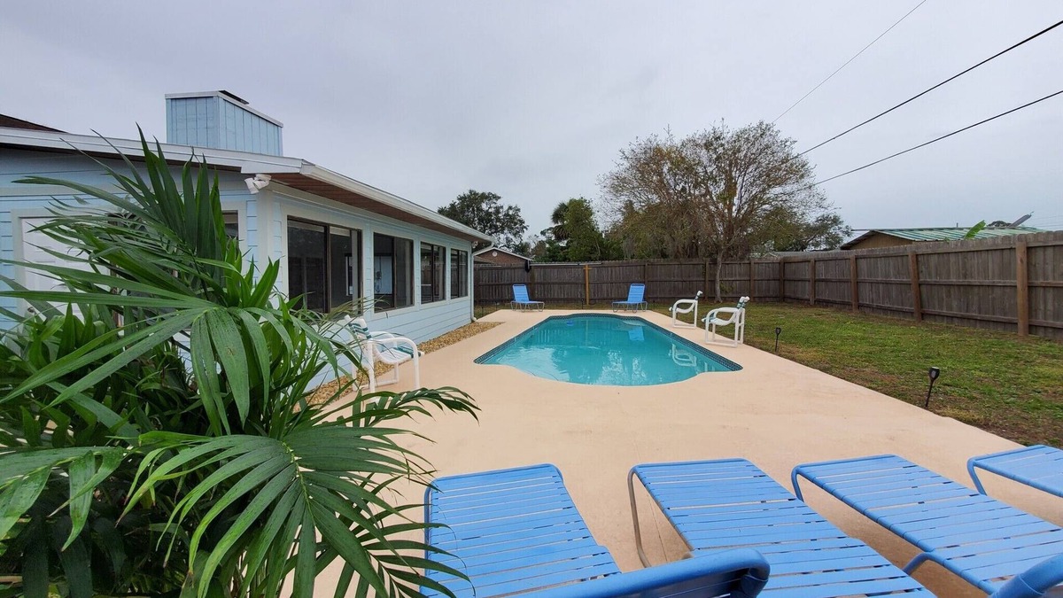Florida Shores House | SUMMER/FALL DEALS Shane's Cozy Getaway Heated pool - 4/2 Beach close by.