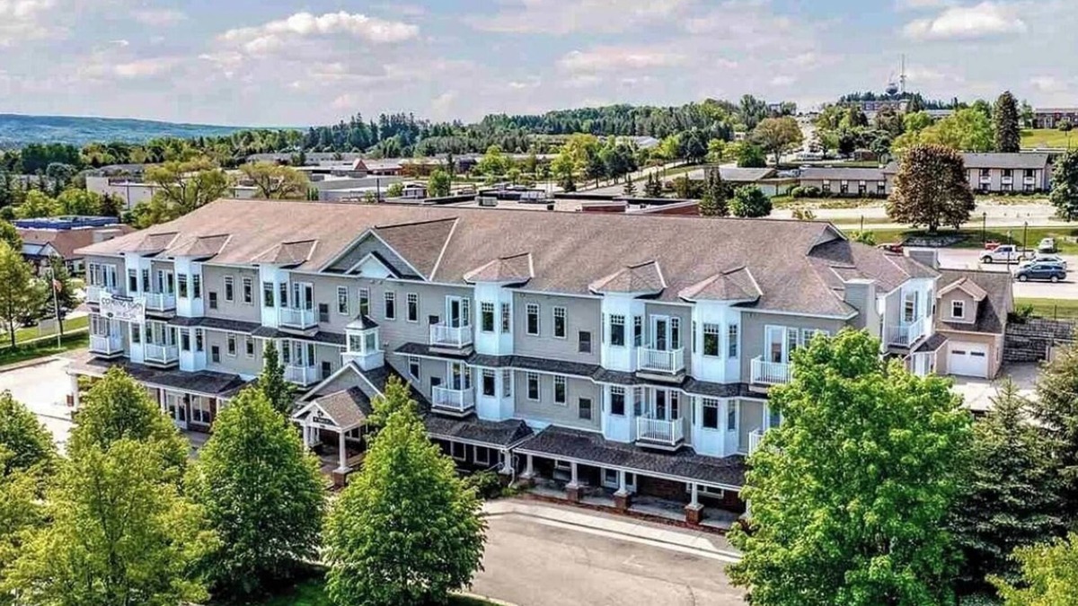 Petoskey Condo | Summer getaway: 2bed/2bath condo w/full kitchen. 30+ day rental.