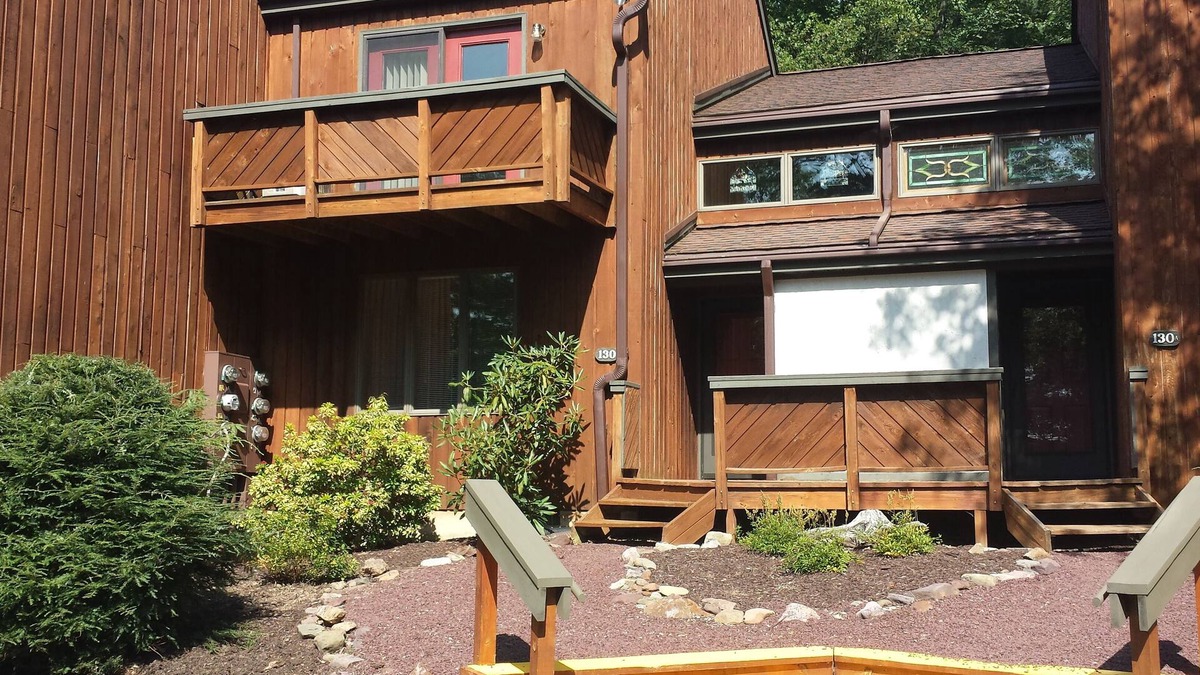 Lake Harmony House | Summer Getaway at the Lake! Beach & Pool included!