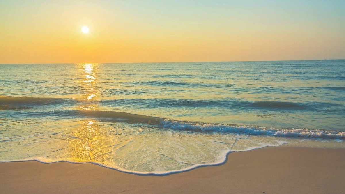 Calvert Beach-Long Beach House | Summer Getaway ~ Beach Combing & Relaxation