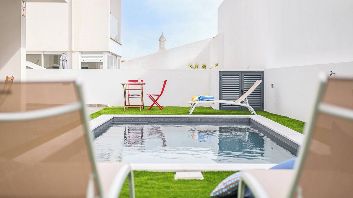 Corroios Ski Chalet | Summer house with pool & garden, 5m ride to Caparica beach