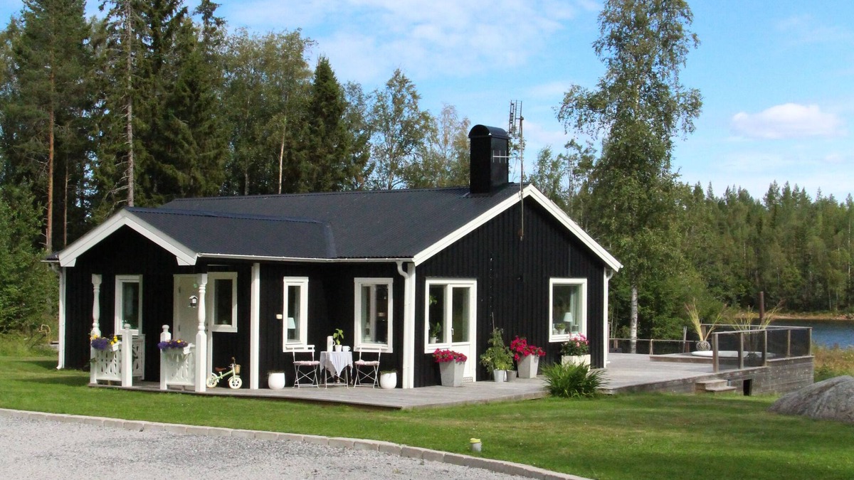 Hornefors Cottage | Summer house by the sea. Spacious terrace, close to nature panoramic sea views.