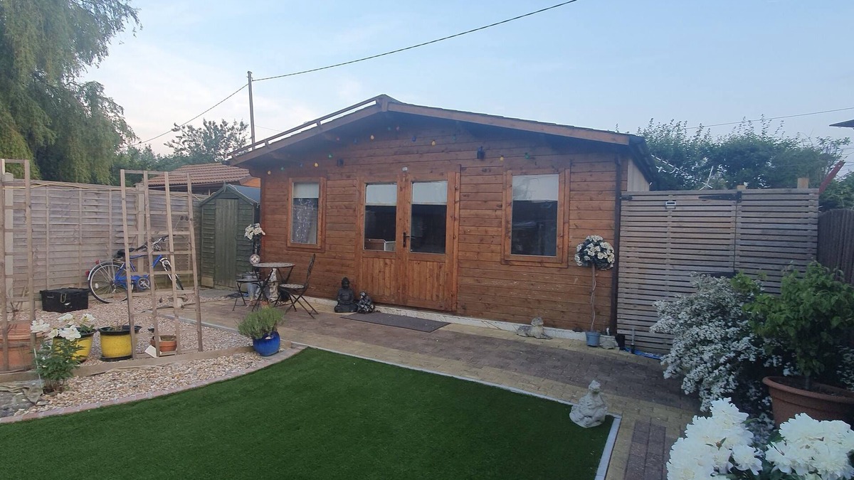 Whitstable Cabin | Summer House Cabin, With Outside Space, Sleeps 2 Adults and Child, pet Friendly