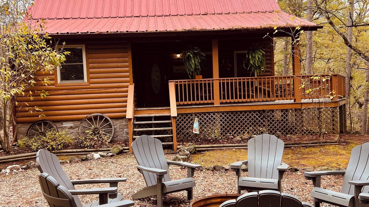 Bonnerdale Cabin | Summer, in a Ouachita Mt cabin, close to lake crystal digging, hiking, biking