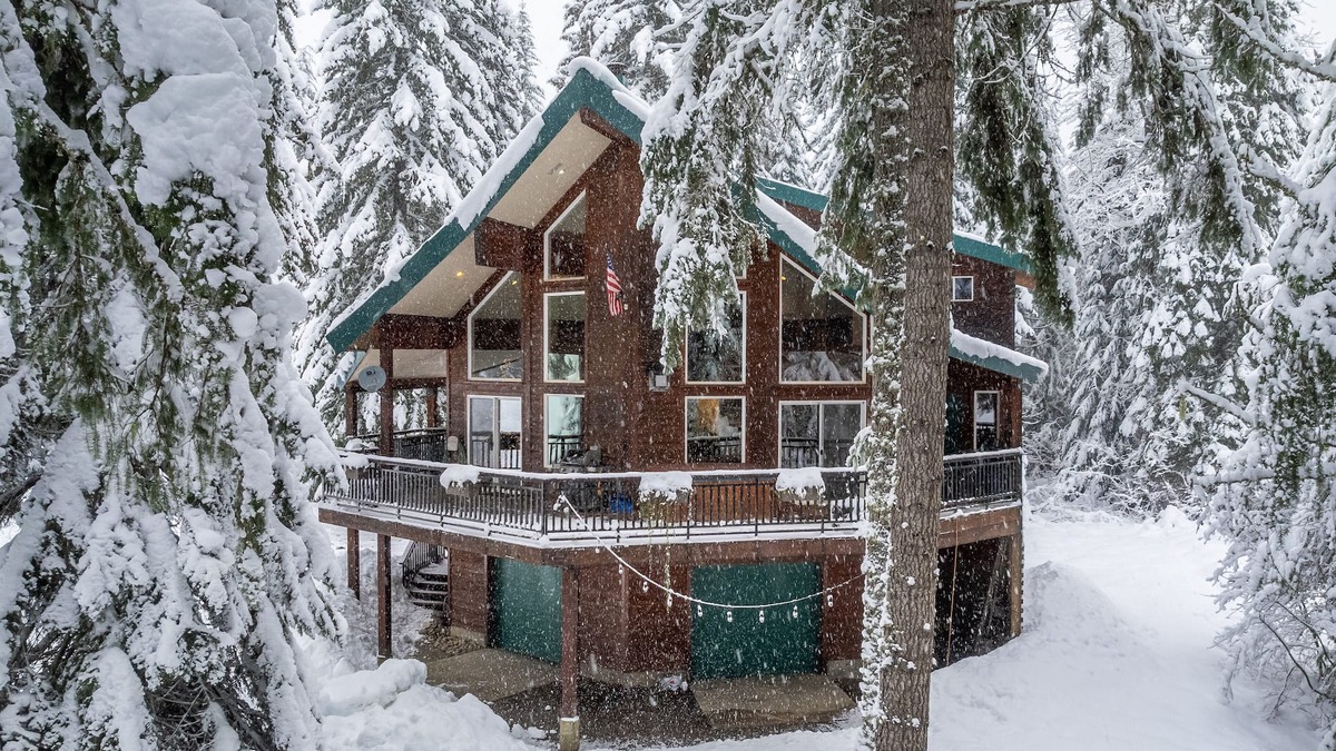 Easton Cabin | Summer Play, Secluded, Hot Tub, Lakes, Hiking, Game Room, 5 Star Rating AirBnB