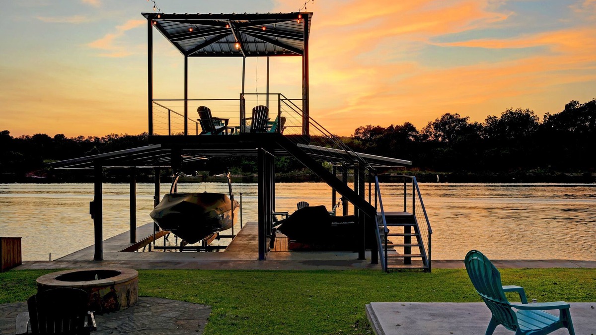 Burnet House | SUMMER READY NEW TIKI BAR - HUGE DOCK, Rope Swing Open Water nCozy and updated