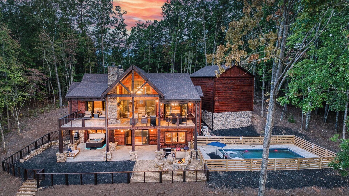 Mineral Bluff Cabin | Summer Retreat | 5 Kings, Heated Pool, Hot Tub, Playground & Views