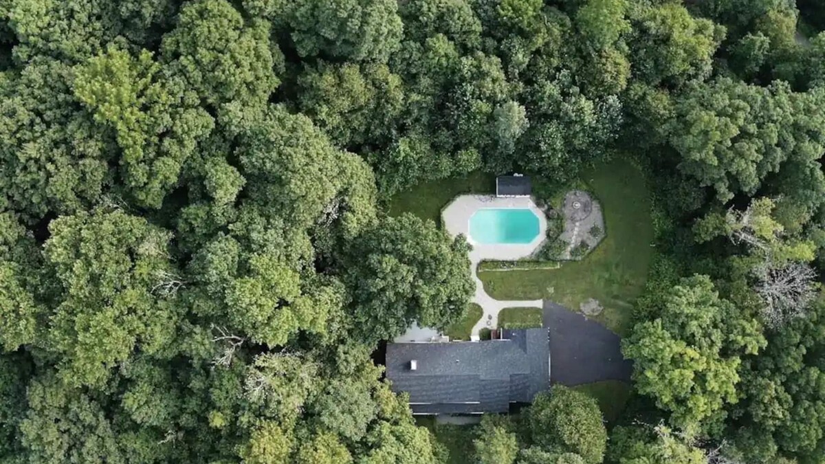Warwick House | Summer Retreat: Amazing Pool, Hot Tub, Game Room, Playground!
