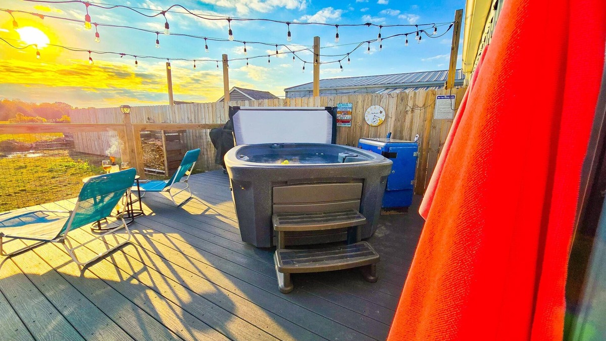 Amherst House | Summer Retreat w/Hot Tub&Firepit/10 Min. to Beach