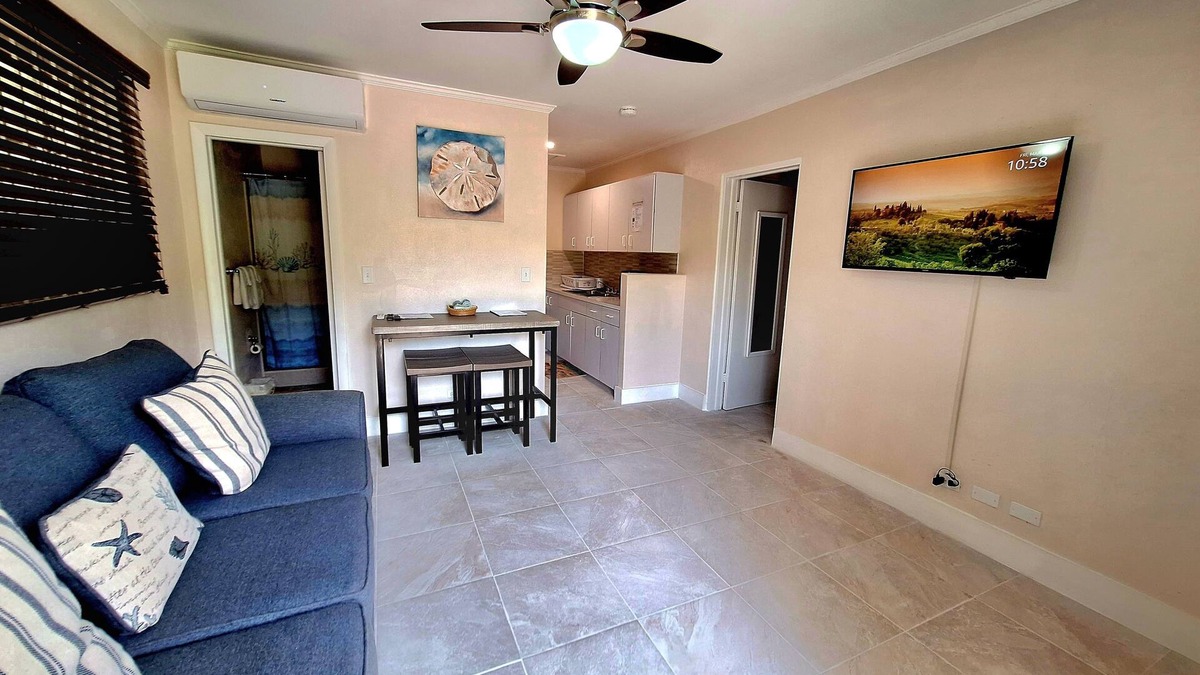 Stapledon Gardens Apartment | Summer's Haven centrally located, 5min drive to Beaches, Hotels and Restaurants