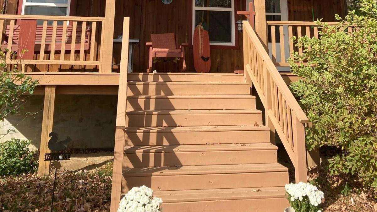 Glouster House | Summer's here! Hike, boat, kayak, campfires! Burr Oak SP and Lake. Sleeps 4.