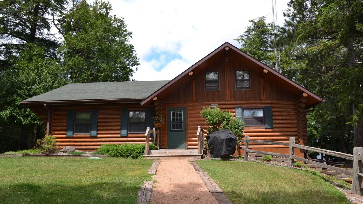 Watersmeet Cabin | Summer Special! 20% discount on week stay! Log Home on Cisco Chain of Lakes