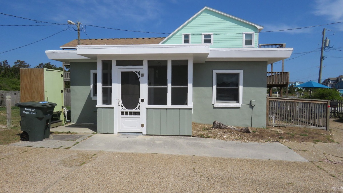 South Nags Head Cottage | Summer Special/RIGHT ACROSS from OCEAN/Fenced yard/pet friendly