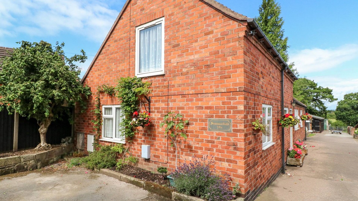 Uttoxeter House | SUMMERFIELDS, family friendly, character holiday cottage in Uttoxeter