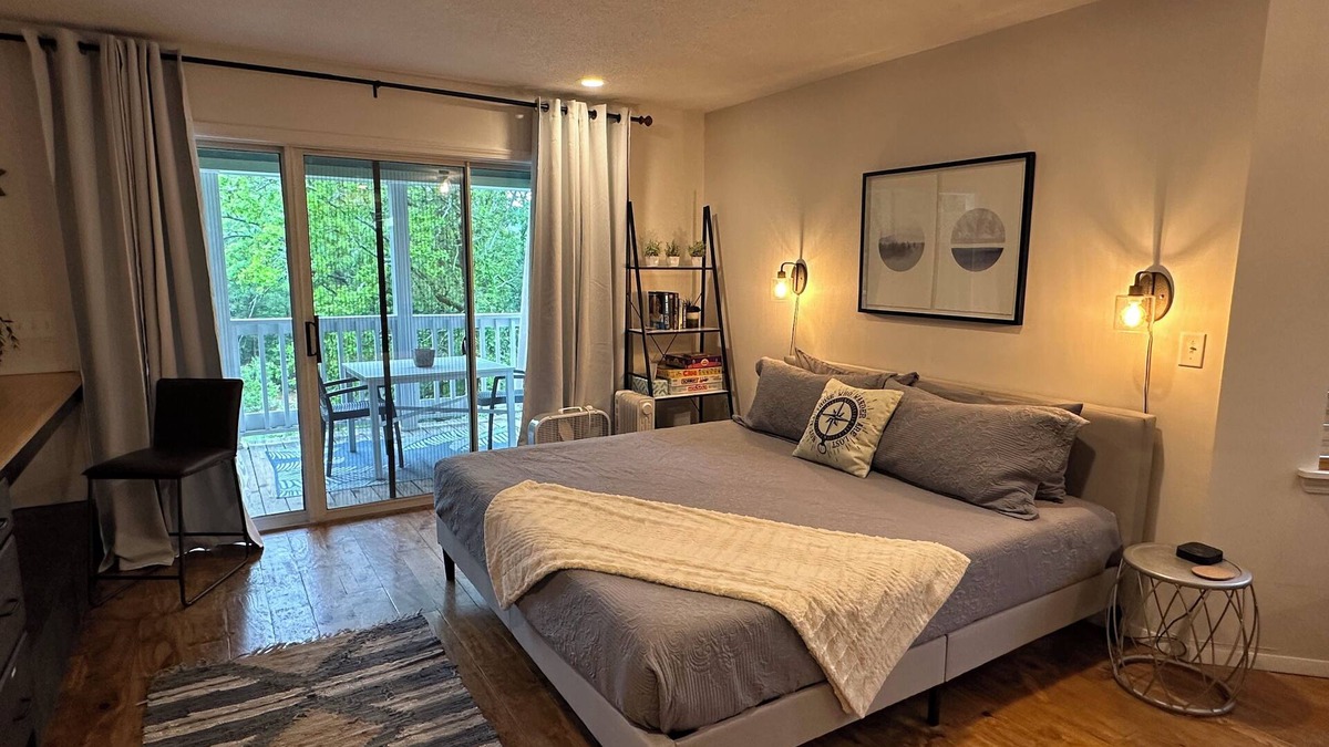 Fairfield Bay Condo | Summerhill Wanderlust- Studio Condo -Top Floor!
