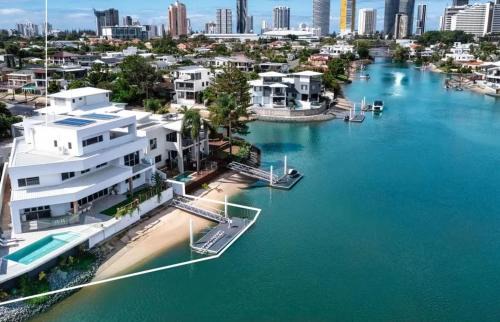 Broadbeach Waters House | Summerland luxury house in Broadbeach Waters