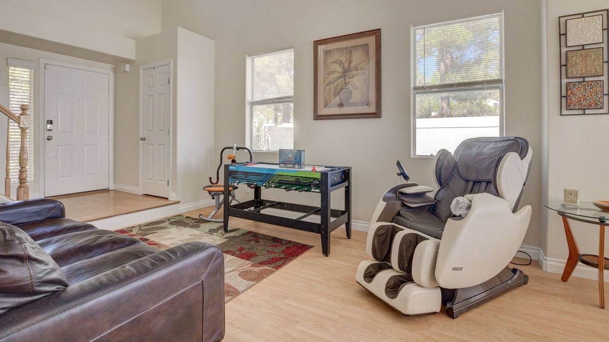 Summerlin South House | Summerlin.Pool.Sauna.Jacuzzi.Massage Chair. Sparkling.Serene.4Bdr 2King8TwinBed